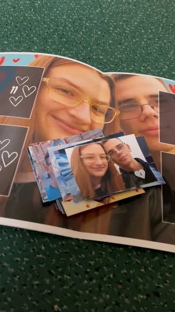 BFF MOMENTS album — sličice sa prijateljima spremne za lijepljenje