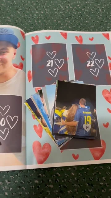 Otvoren album: numerisana polja 21 i 22 među nacrtanim srcima, uz štampane sličice