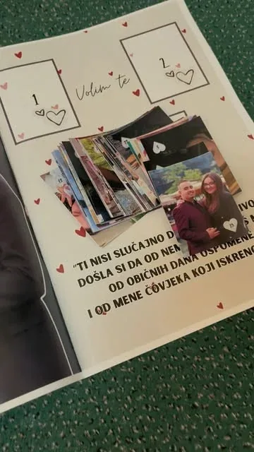 Stranica albuma sa numerisanim poljima i porukom Volim te